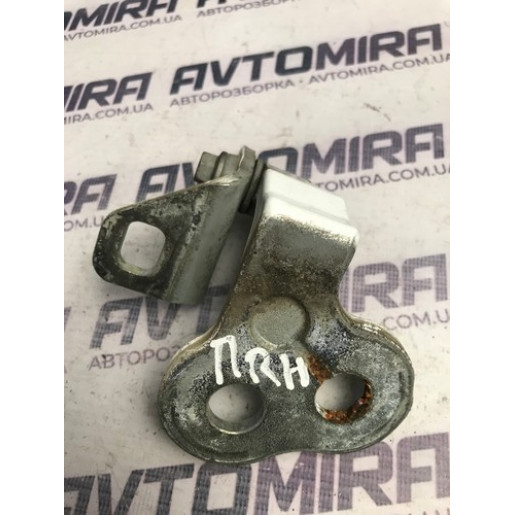 Петля двери передней правой нижняя Ford Focus 3 2011-2017 1781671